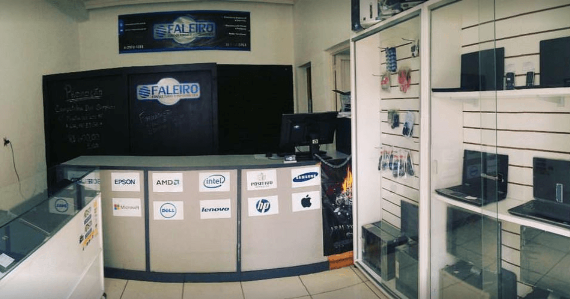 Interior da primeira estrutura da Faleiro Informática